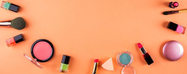 Make-up Accessoires auf orange und grün. flache Lage - Foto, Bild