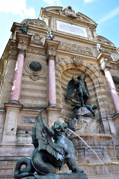Fontana di Saint Michel nel Quartiere Latino. Parigi, Francia
. - Foto, immagini