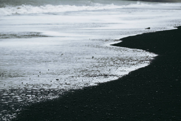 İzlanda'da Atlantik okyanusunun suları. Siyah beyaz tonları  - Fotoğraf, Görsel