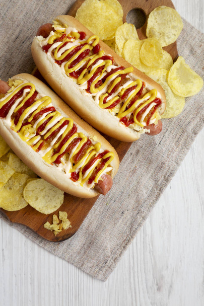 hausgemachte kolumbianische Hot Dogs mit Ananassoße, gelbem Senf - Foto, Bild