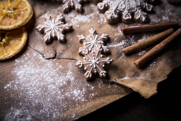 Iced gingerbreads. Traditional homemade spice cookies. Christmas cookies - Foto, Bild
