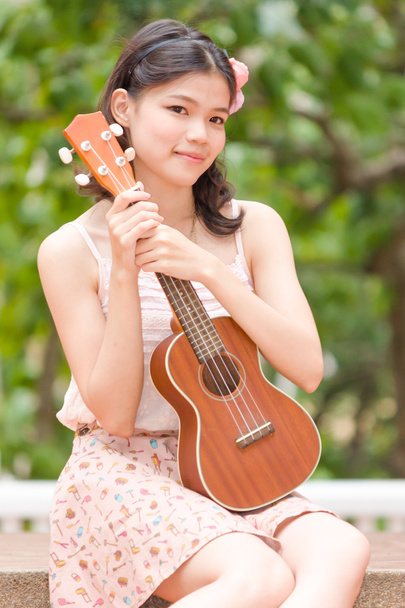 屋外 ykulele ギターとアジアの女の子 - 写真・画像