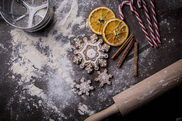 Christmas gingerbread. Sugered Cakes. Traditional homemade spice cookies. - Foto, Imagen