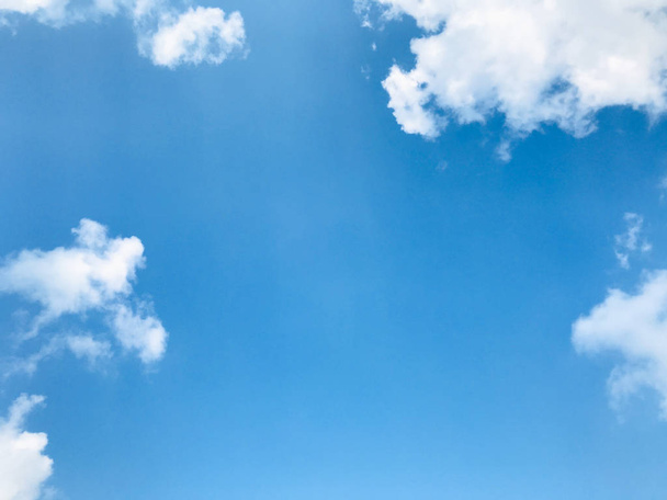 Niski kąt widzenia chmur w błękitnym niebie - Zdjęcie, obraz