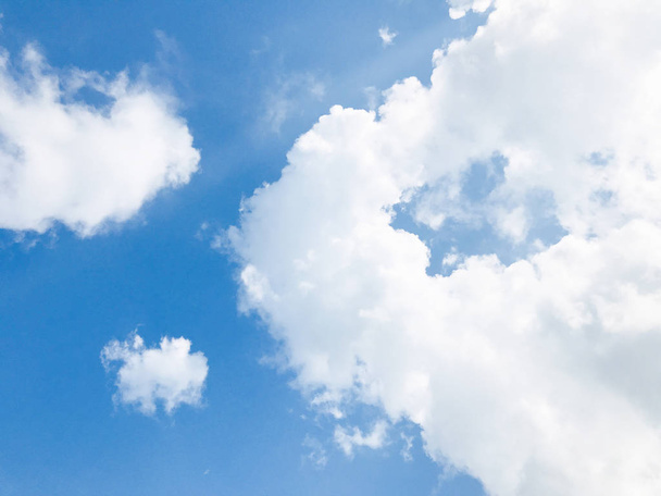 Низкий вид на облака в голубом небе - Фото, изображение