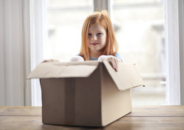 Little red girl in a box - Foto, Bild