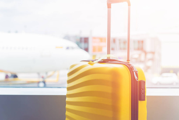 空港の明るくスタイリッシュなキャビンサイズのスーツケース - 写真・画像