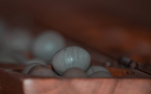 Closeup de um jogo de mancala de madeira
 - Foto, Imagem