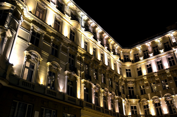 Une magnifique maison à Karlovy Vary la nuit
 - Photo, image