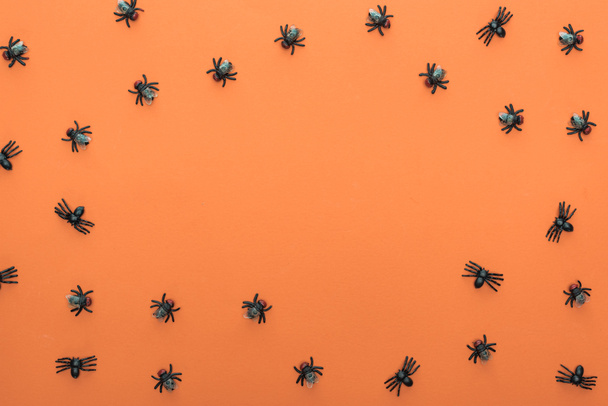 felülnézet ijesztő pókok narancssárga háttérrel és másolási tér - Fotó, kép