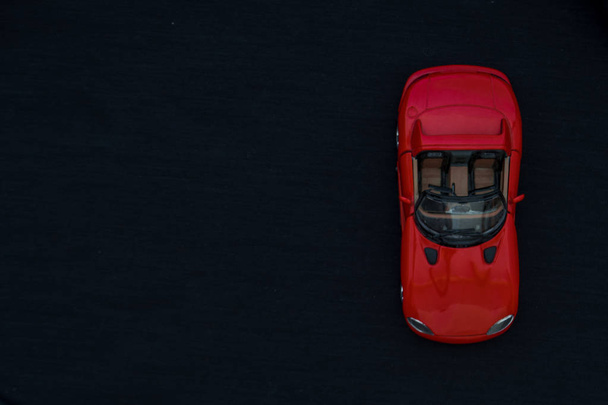 Płaski lay z czerwonym Samochodzik - Zdjęcie, obraz