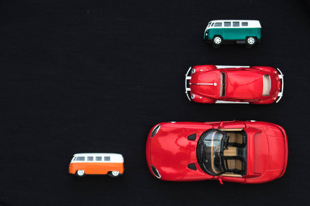 Platte lay van speelgoed auto's in verschillende kleuren - Foto, afbeelding
