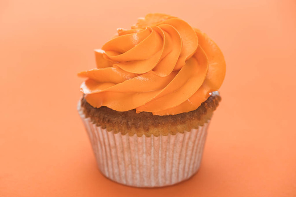 delicious Halloween cupcake on orange background - Fotoğraf, Görsel