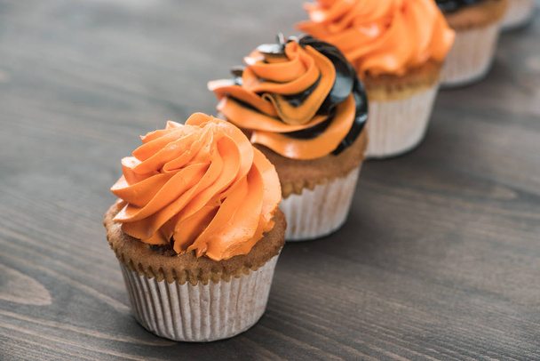 selective focus of delicious Halloween cupcakes on wooden table - Fotografie, Obrázek