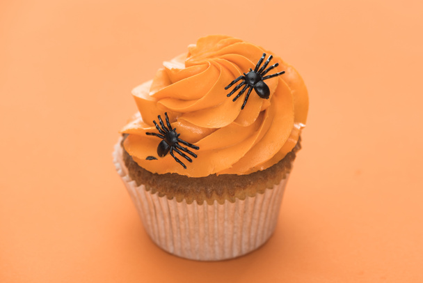 scary Halloween cupcake with spiders on orange background - Фото, зображення
