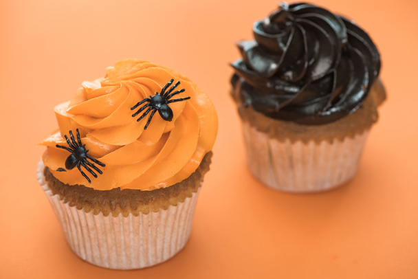délicieux cupcakes Halloween avec des araignées sur fond orange
 - Photo, image