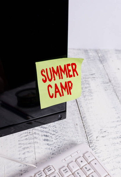 Word írásban szöveg Summer Camp. Üzleti koncepció felügyelt program gyerekeknek és tinédzserek nyáron. Jelölés papír ragasztva fekete számítógép monitor képernyő közelében fehér billentyűzet. - Fotó, kép