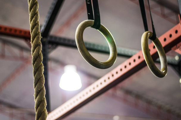 Gymnastische ringen in CrossFit Gym, training achtergrond interieur - Foto, afbeelding