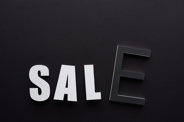 top view of sale lettering on black background - Fotografie, Obrázek