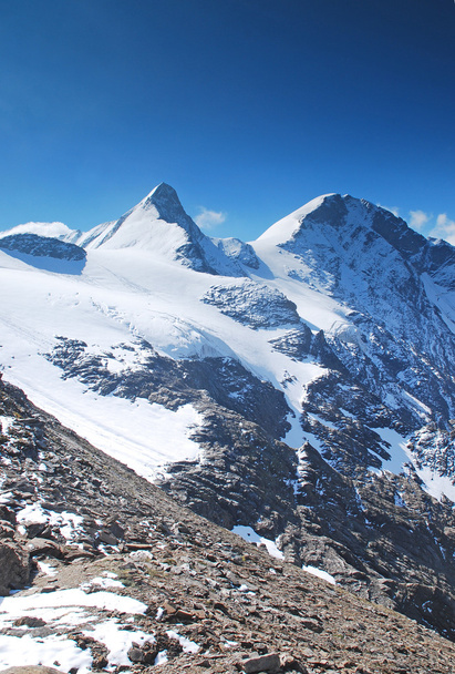 hoge besneeuwde bergen - Foto, afbeelding
