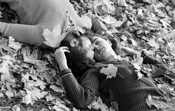 Relationship and fall time concept. Couple in love - Foto, immagini