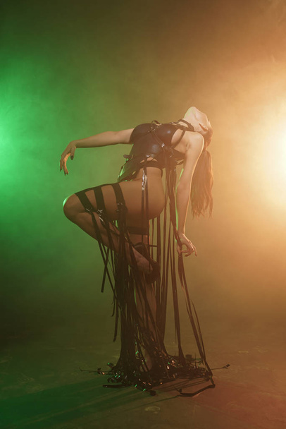 Joven sexy bailarina posando en el humo
 - Foto, Imagen