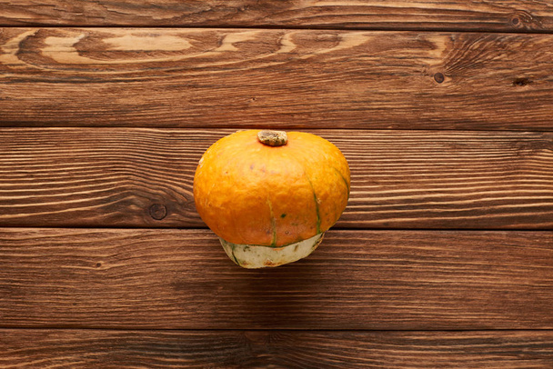 top view of ripe fresh pumpkin on wooden surface with copy space - Foto, Imagem