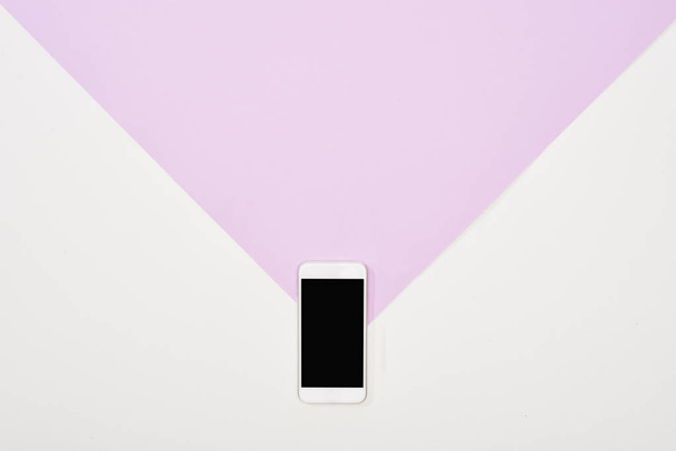 top view  of smartphone with blank screen on violet and white background - Foto, afbeelding