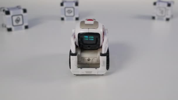 車のロボットはテーブルの中で独立して動いている - 映像、動画