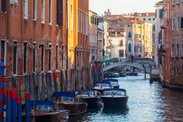 Венеция, Италия - 14.03.2018: Лодки на узком канале между колоритом
 - Фото, изображение