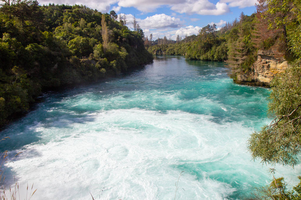 die huka-Wasserfälle sind eine Reihe von Wasserfällen am waikato-Fluss - Foto, Bild