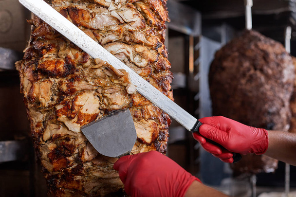 Smażone mięso na szpikulec do gotowania dawców lub shawarma. Szczelnie-do góry - Zdjęcie, obraz