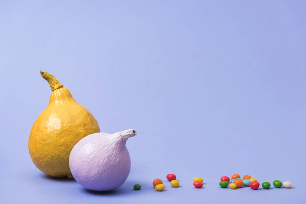 festett sütőtök cukorkákról ibolyaszínű háttérrel - Fotó, kép