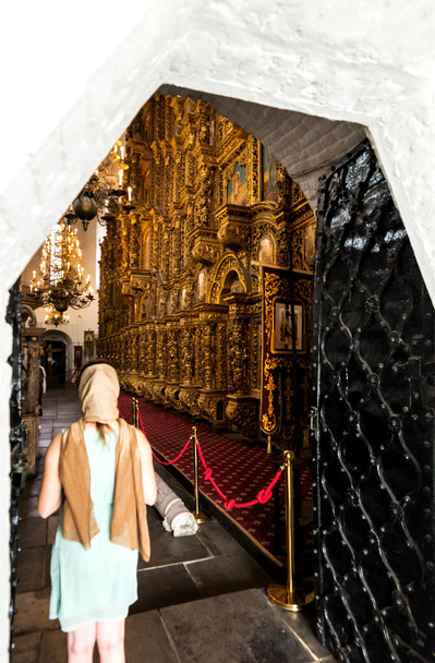 Nő emelt templom a vallás fogalma - Fotó, kép