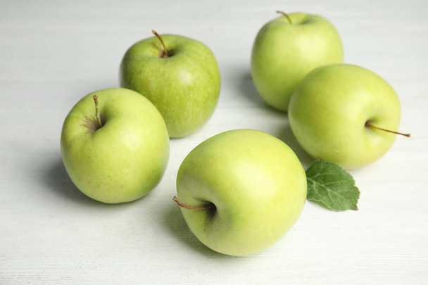 Fresh ripe green apples on white wooden table - Fotografie, Obrázek