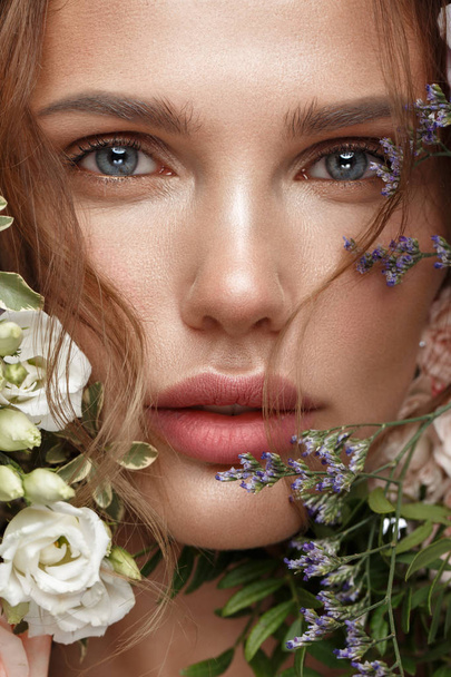 Beautiful woman with classic nude make up, light hairstyle and flowers. Beauty face. - Foto, Bild