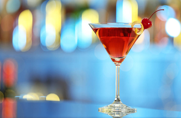 Een glas verse alcoholische cocktail op de bar. Ruimte voor tekst - Foto, afbeelding