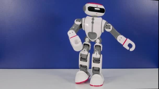 Spielzeug-Roboter tanzt und bewegt sich - Filmmaterial, Video