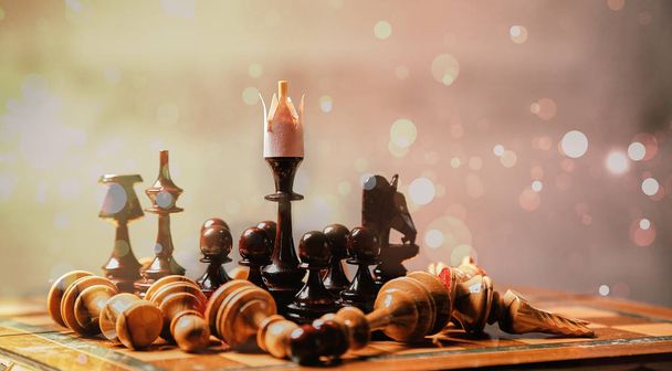 Rey, liderazgo y competencia empresarial. Juego de mesa. Rey de ajedrez y piezas perdedoras
 - Foto, imagen