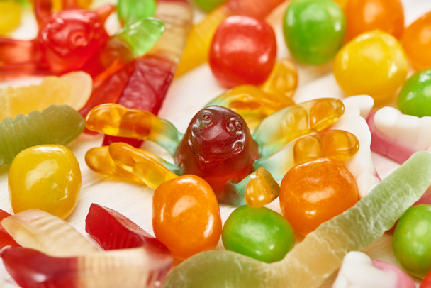 vista de cerca de deliciosos dulces de Halloween espeluznantes gomosos coloridos
 - Foto, imagen