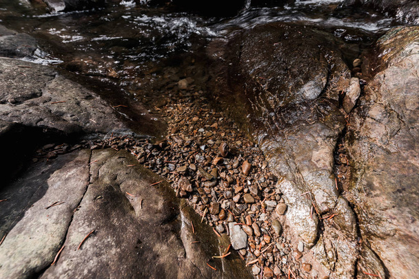 lumière du soleil sur les petits rochers près de l'eau courante
  - Photo, image