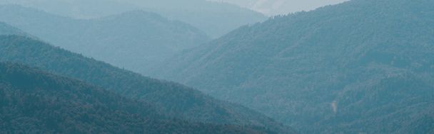 Panoráma kép a festői tájról, zöld hegyek  - Fotó, kép