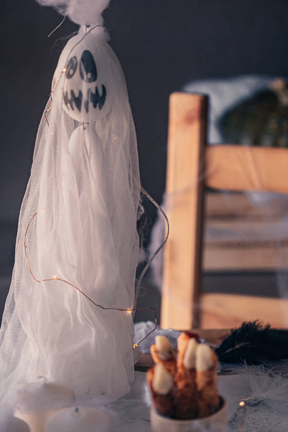 Upiorny dekoracji Halloween z różnych dynie, lekki, pająki. Dekoracje stołu Halloweenowego. - Zdjęcie, obraz