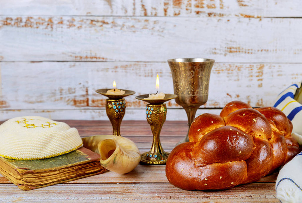 Шаббат хала хлеб, шаббат вино и свечи на столе
 - Фото, изображение