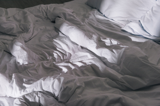 спальня с кроватью, белые подушки и одеяло в дневное время
 - Фото, изображение