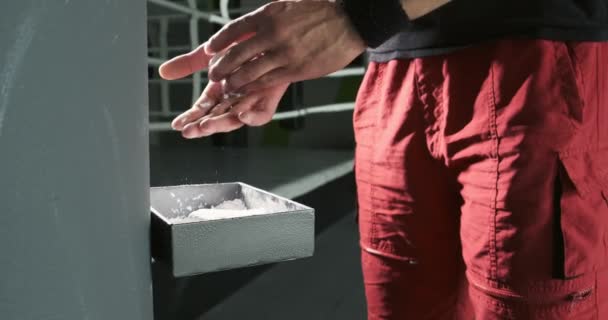 Urheilija valmistautuu, kädet taputtavat magnesiumin jälkeen kuntokeskuksessa
 - Materiaali, video