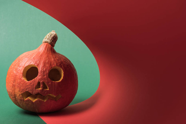 aavemainen Halloween kurpitsa punainen ja vihreä tausta
 - Valokuva, kuva