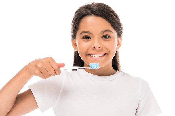 niño feliz sosteniendo cepillo de dientes aislado en blanco
  - Foto, imagen