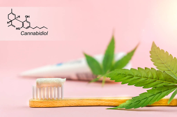 大麻の葉とカンナビジオール分子構造の木製歯ブラシを持つ大麻Cbd歯磨き粉 - 写真・画像