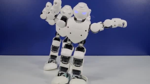 Roboti tančí na stole - Záběry, video